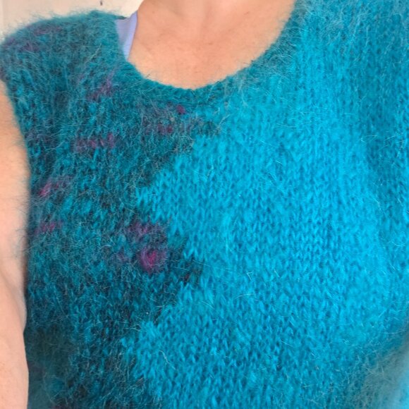 Vintage hand-knit sleeveless sweater vest - Picture 2 of 13